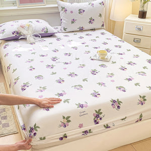 Drap-housse coton à grappes et fleurs violettes sur un lit lumineux