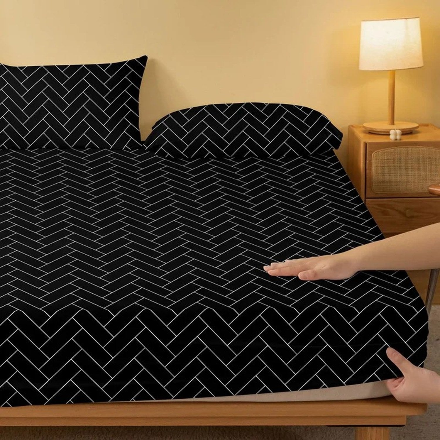 Drap housse chevrons noir et blanc dans une chambre avec lampe de chevet