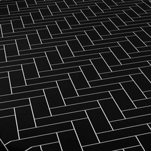 Détail du tissu et des lignes blanches du motif chevrons noir