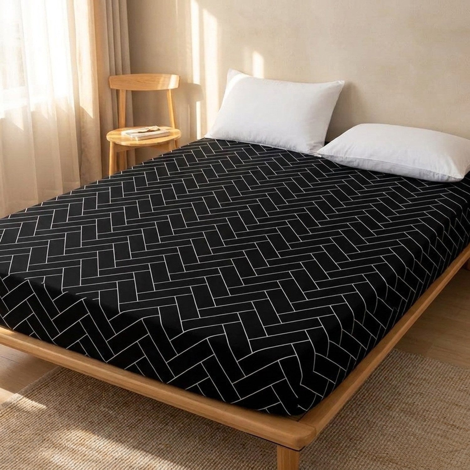 Drap housse chevrons noir et blanc dans une chambre lumineuse avec chaise en bois