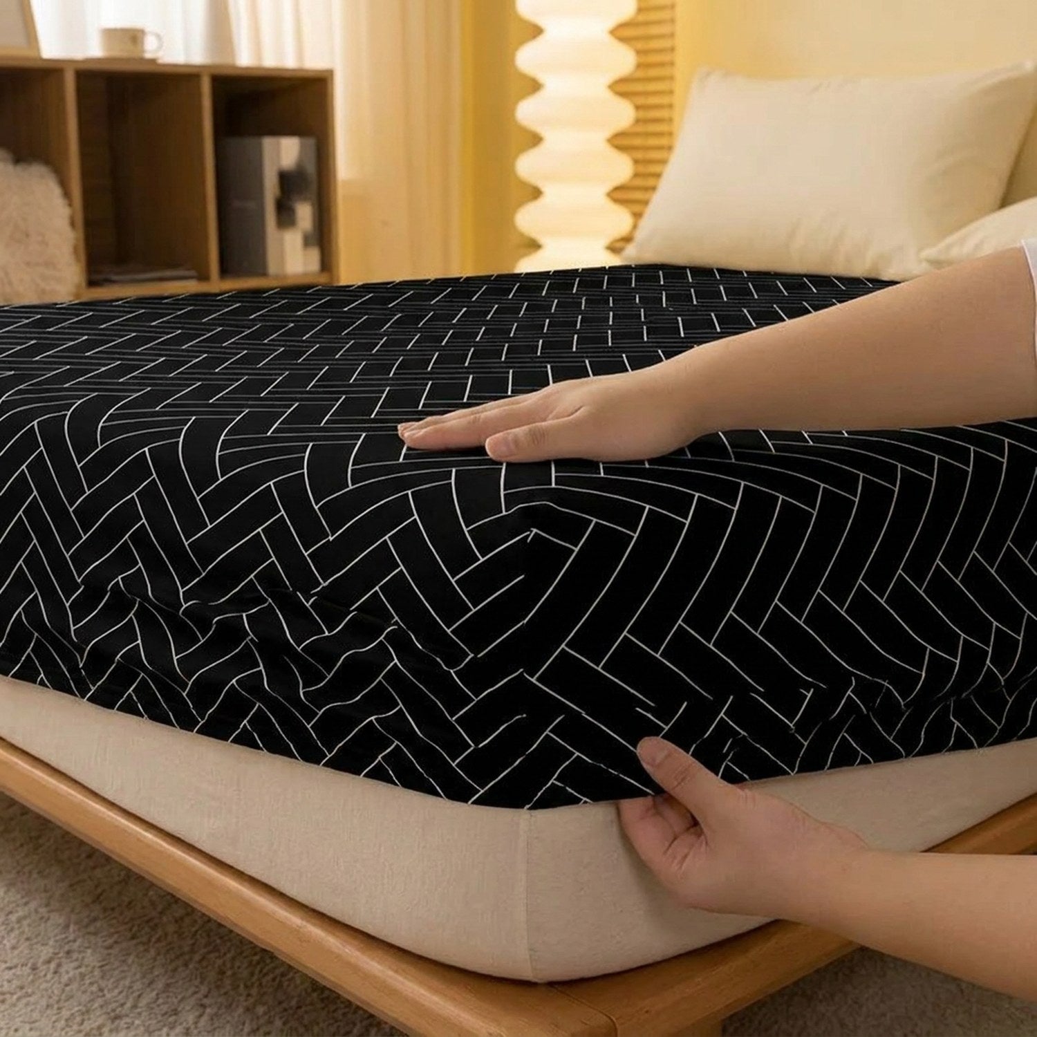 Coin élastiqué du drap housse chevrons noir et blanc bien ajusté au matelas