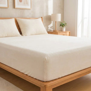 Drap-housse en flanelle écru ultra doux sur un lit dans une chambre lumineuse