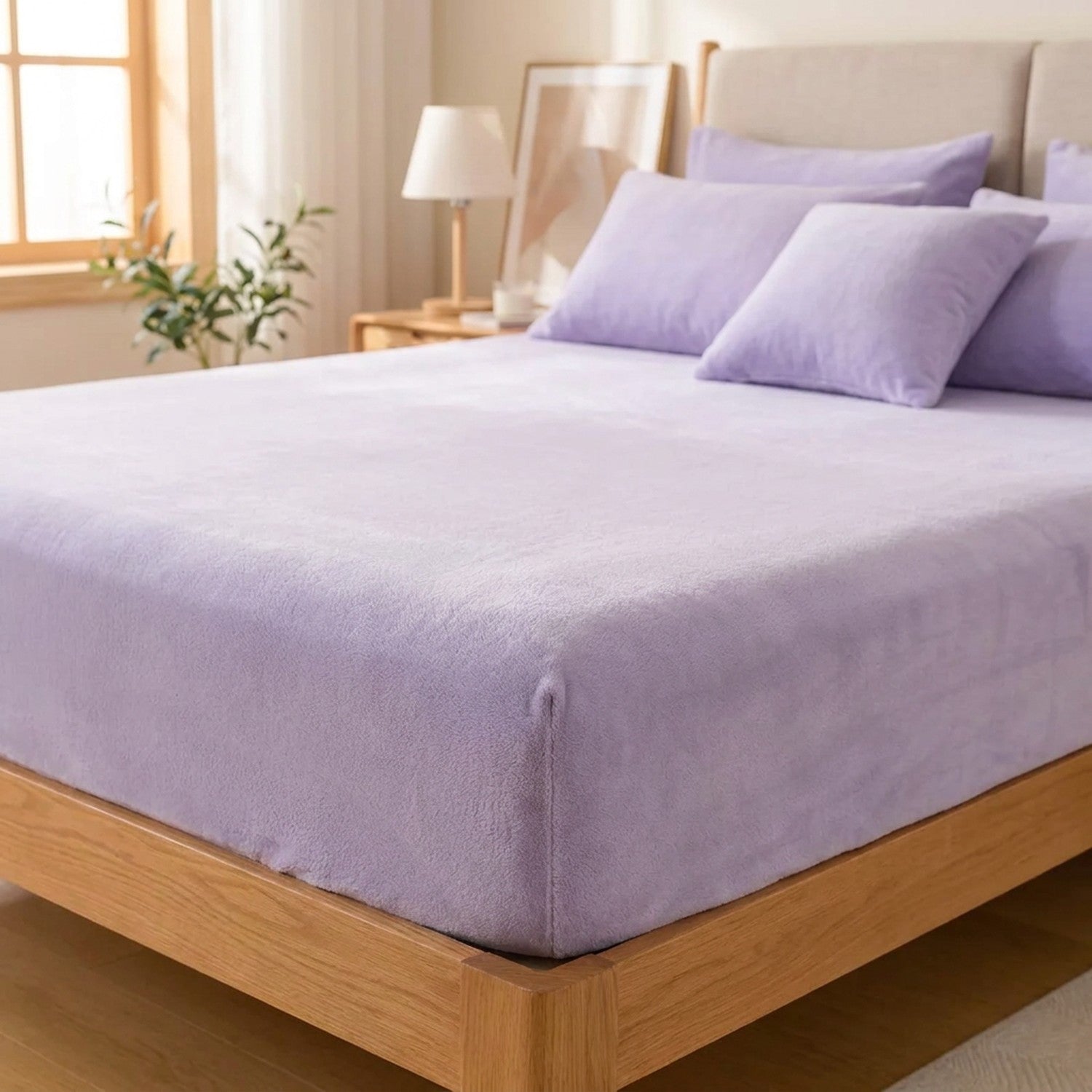 Drap-housse en flanelle parme ultra doux sur un lit dans une chambre douce