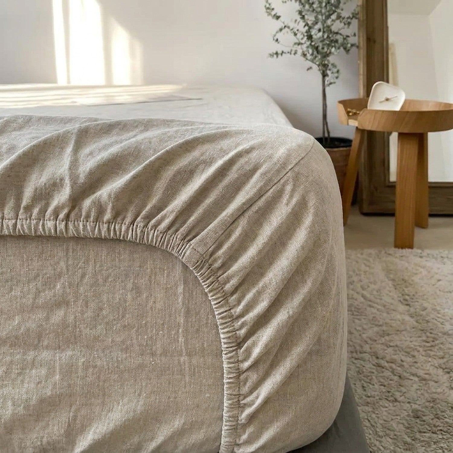 Coin du drap-housse en lin lavé épousant le matelas grâce à son élastique intégral
