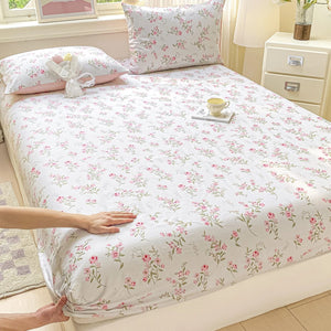 Drap-housse coton à petites roses sur un lit dans une chambre lumineuse
