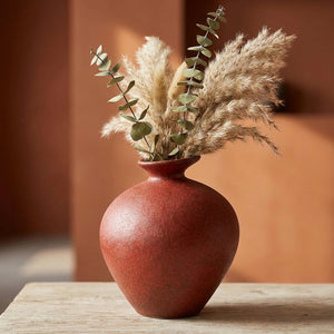 Vase céramique imitation pierre rouge avec pampas