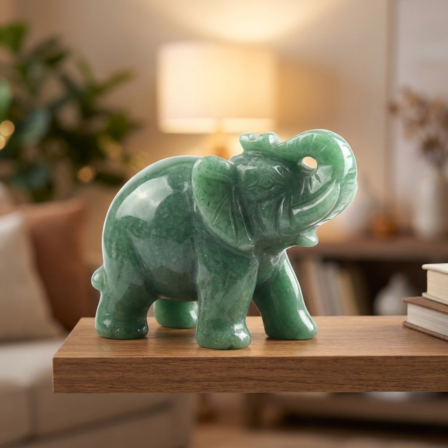Figurine éléphant en pierre verte sur une étagère de salon chaleureuse
