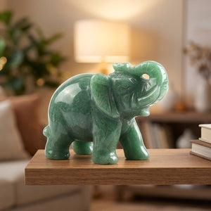 Figurine éléphant en pierre verte sur une étagère de salon chaleureuse
