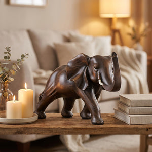 Sculpture d'éléphant en résine imitation bois dans un salon chaleureux avec bougies et livres