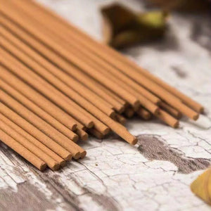 Gros plan sur des bâtons d'encens dorés en lot de 400 pièces