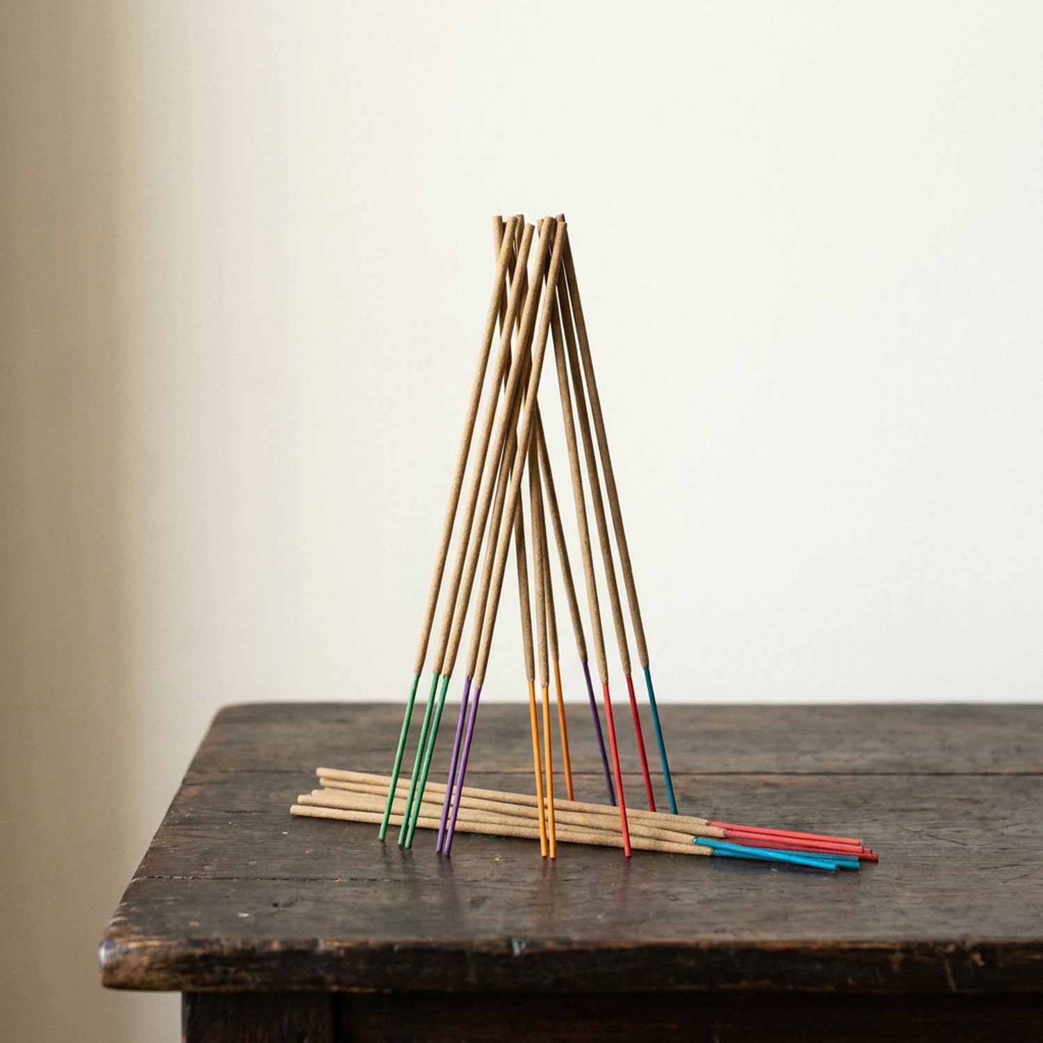 Bâtons d'encens naturels aux pointes colorées en éventail sur table en bois