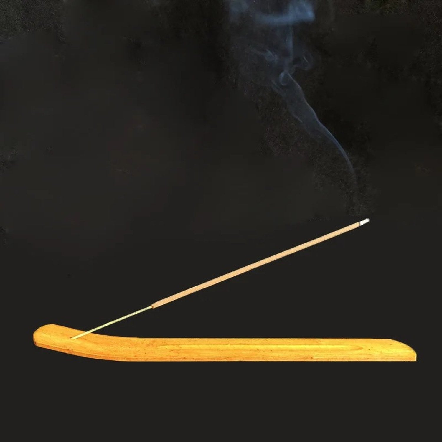 Bâton d'encens Palo Santo allumé sur support en bois fond sombre atmosphérique
