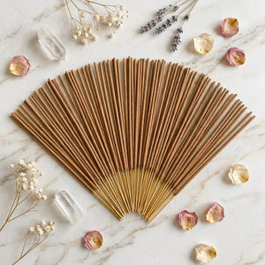 Bâtons d'encens Palo Santo en éventail sur marbre avec fleurs séchées et cristaux