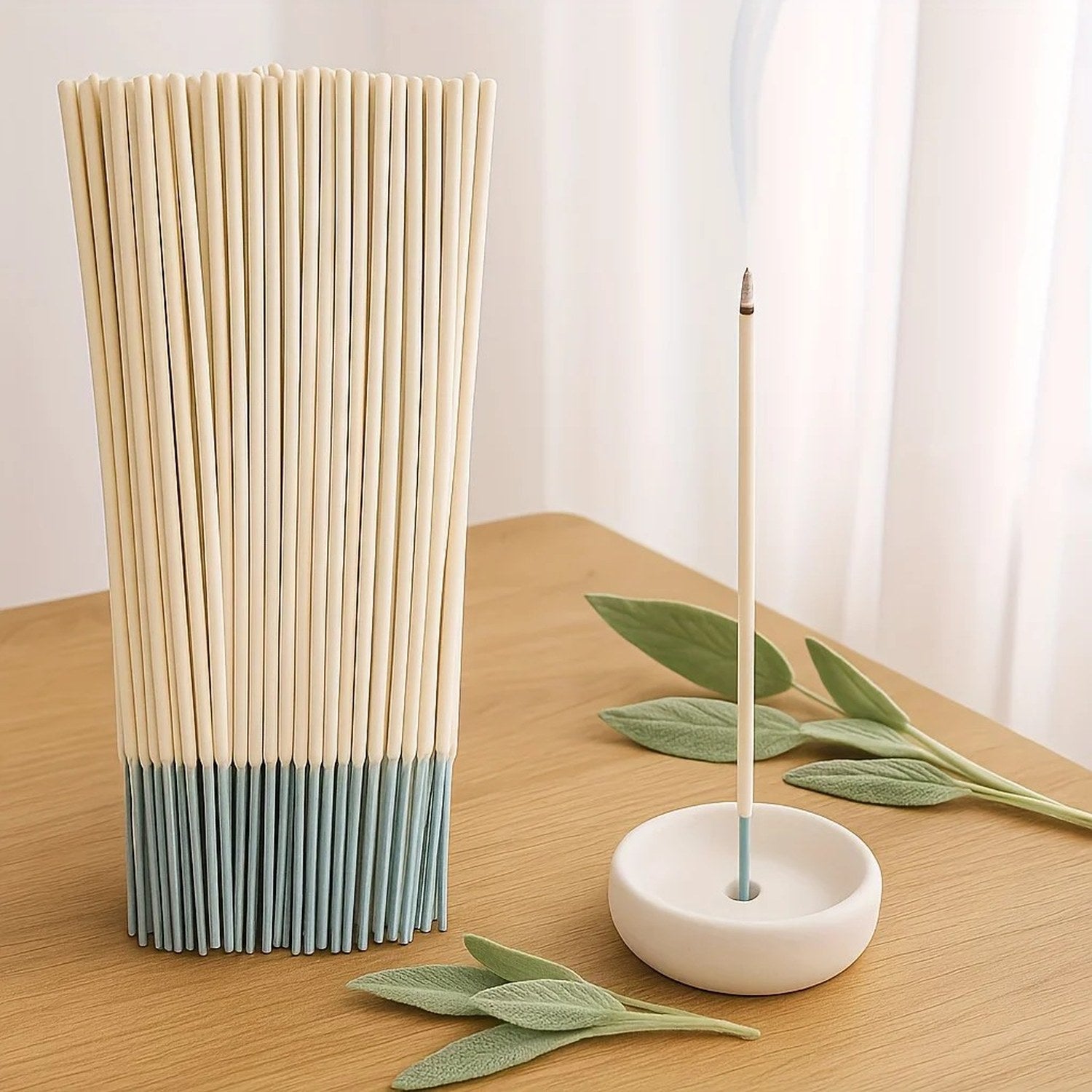 Bâtonnet d'encens sauge allumé en ambiance avec herbes aromatiques et plantes