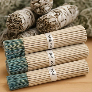 Fagots de bâtonnets d'encens sauge avec bouquets de sauge séchée sur fond naturel