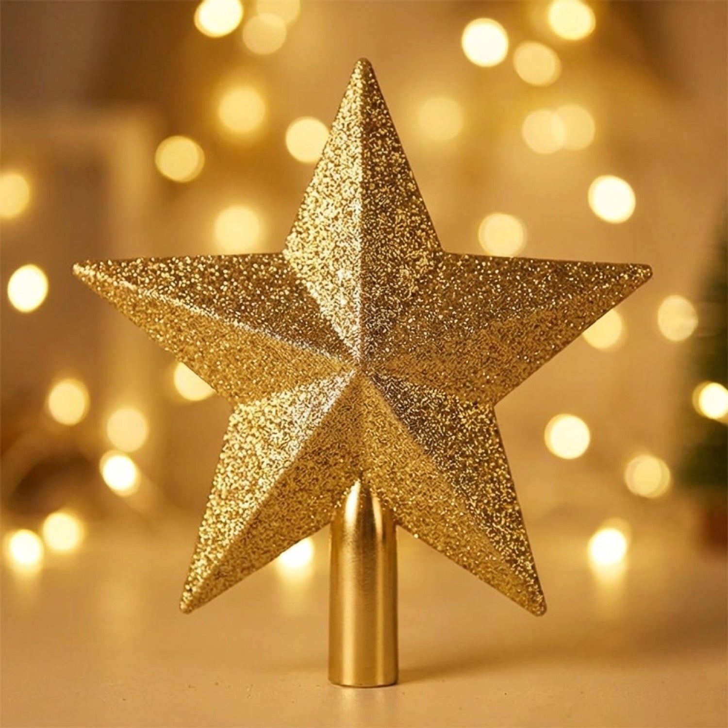 Gros plan étoile de sapin pailletée dorée avec lumières de Noël en arrière plan