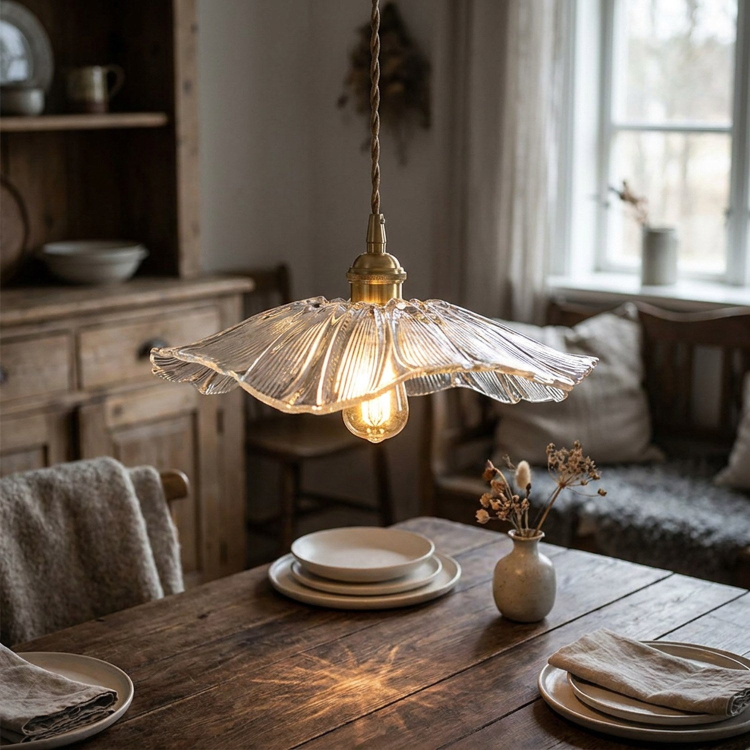 Suspension en verre fleur de lotus 28cm au-dessus d'une table à manger rustique en bois, ambiance chaleureuse