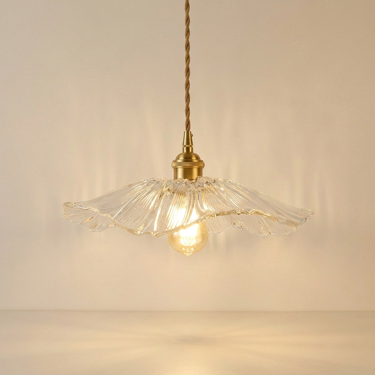 Suspension vintage en verre transparent fleur de lotus 28cm avec cordon tressé et ampoule Edison allumée