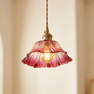 Suspension petite fleur en verre rose allumée, cordon tressé et support laiton