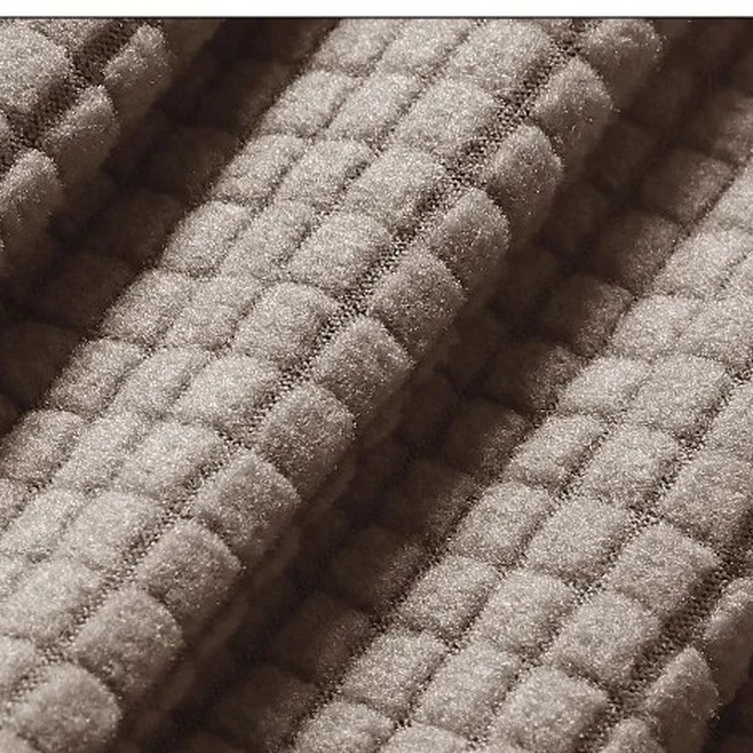Gros plan sur le tissage jacquard doux et texturé de la housse de chaise