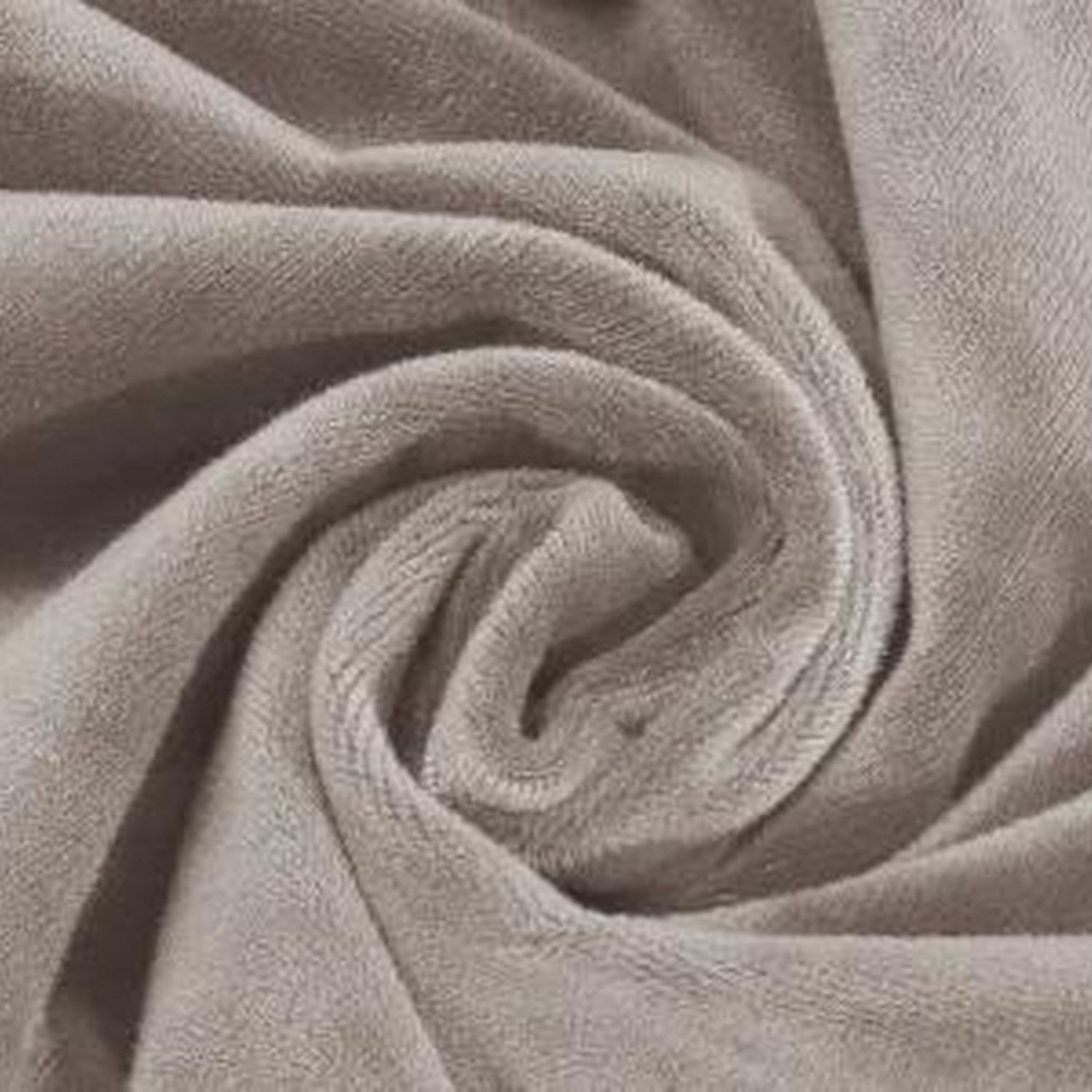 Gros plan sur le velours doux et texturé de la housse de chaise