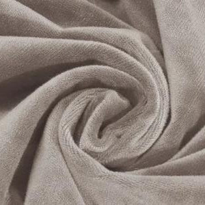 Gros plan sur le velours doux et texturé de la housse de chaise