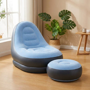 Fauteuil gonflable bleu avec pouf assorti à la surface effet peluche