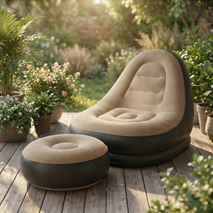 Fauteuil gonflable beige et son pouf sur une terrasse de jardin ensoleillée