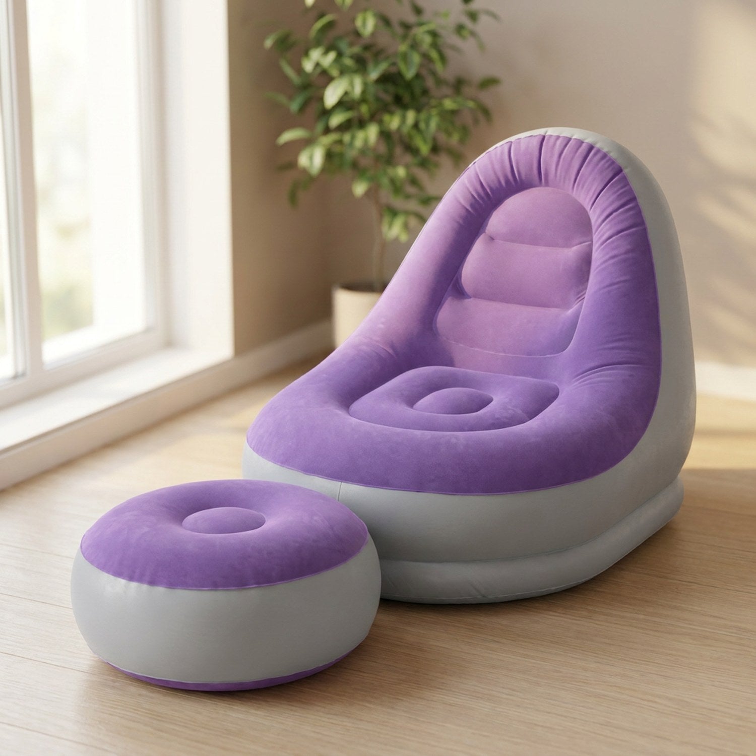 Fauteuil gonflable violet avec pouf assorti à la surface effet peluche
