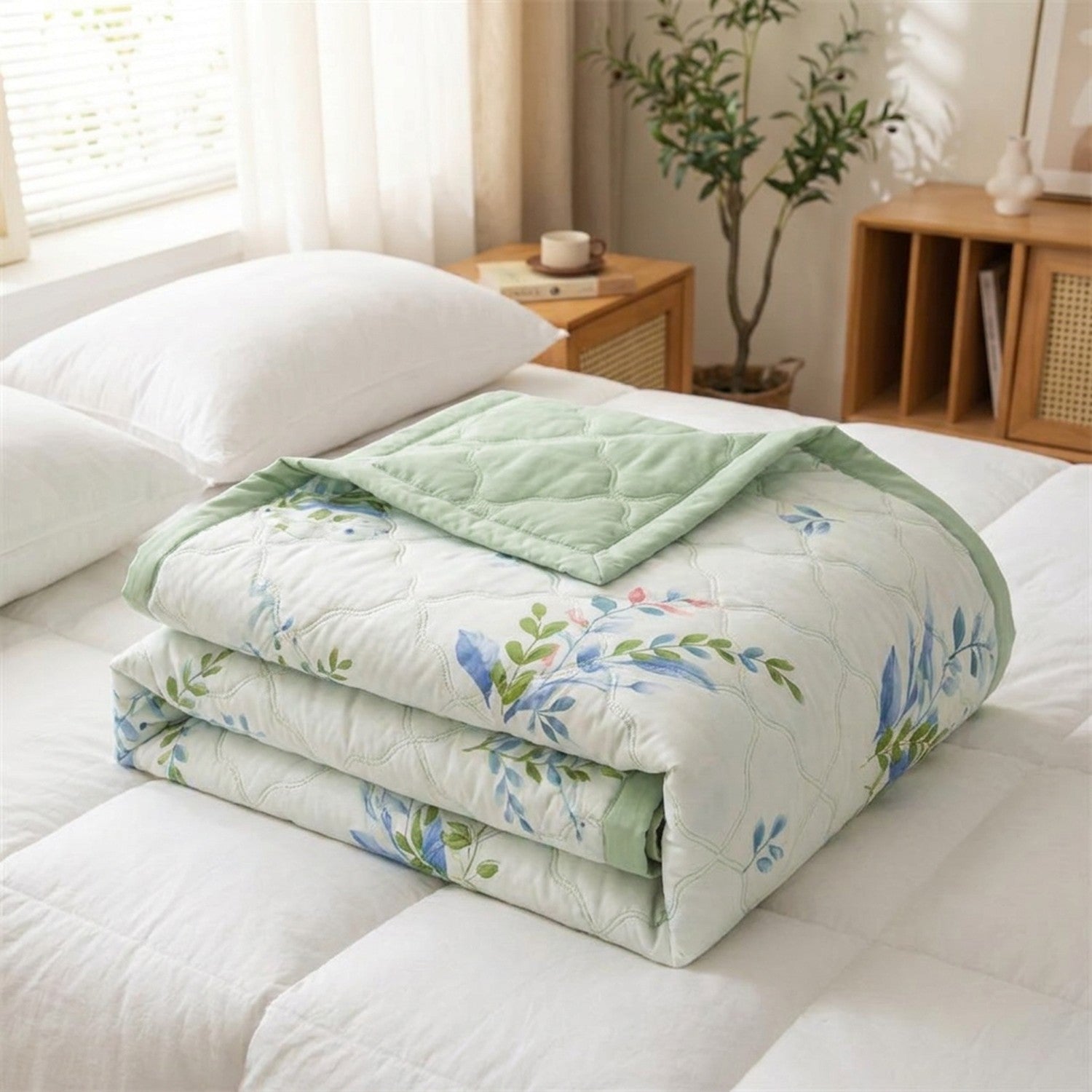 Couvre-lit matelassé d'été motif feuillage vert plié sur un lit