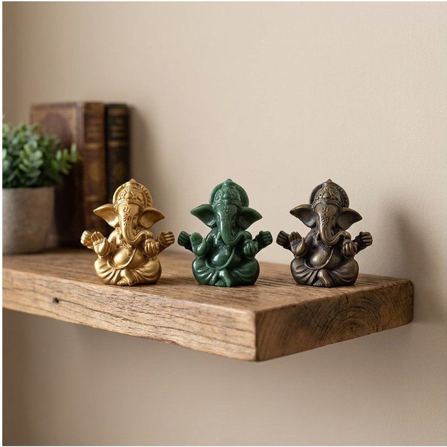 Trois figurines Ganesha doré jade et bronze sur étagère flottante en bois