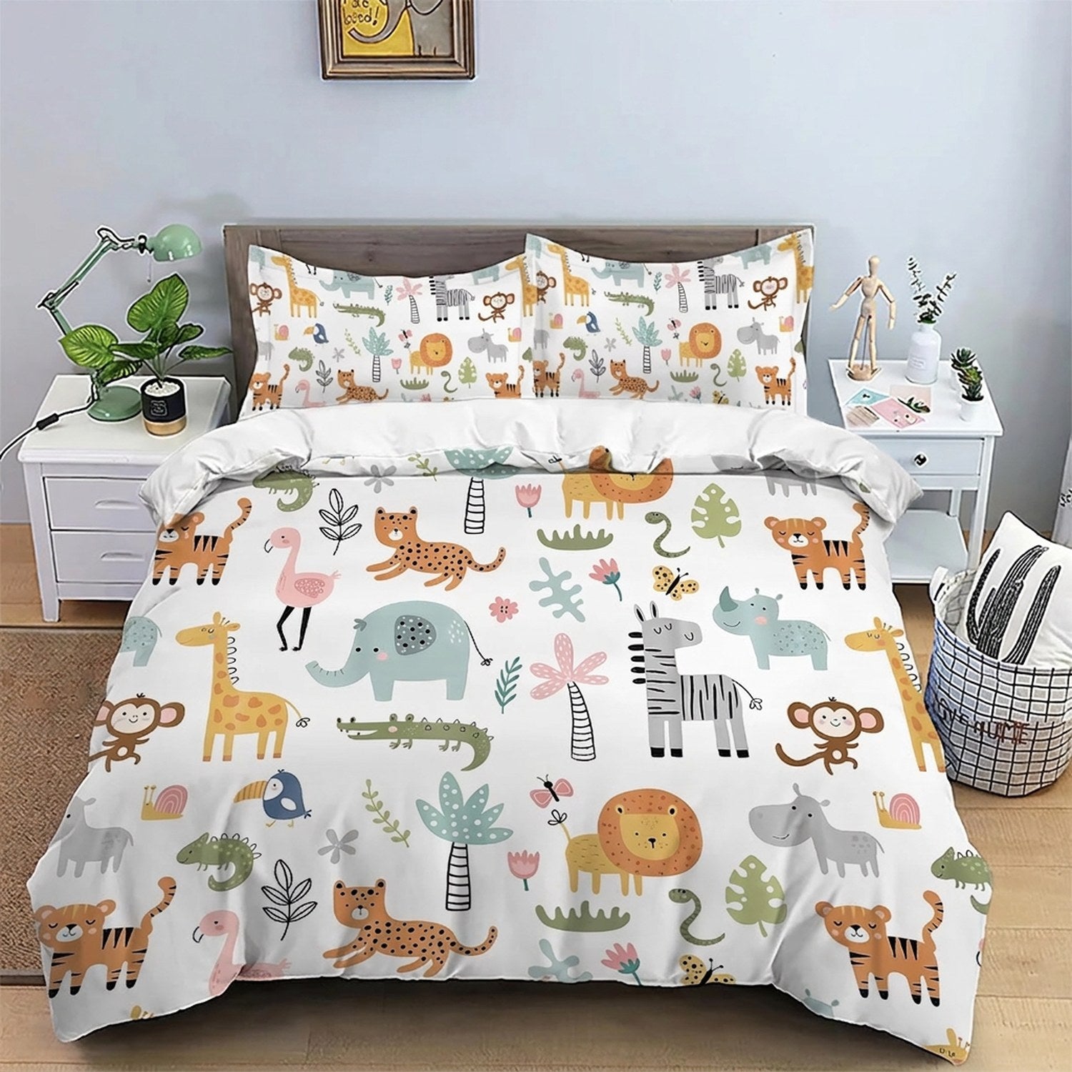 Parure de lit animaux jungle installée sur un lit dans une chambre bleu clair