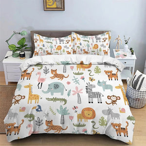 Parure de lit animaux jungle installée sur un lit dans une chambre bleu clair