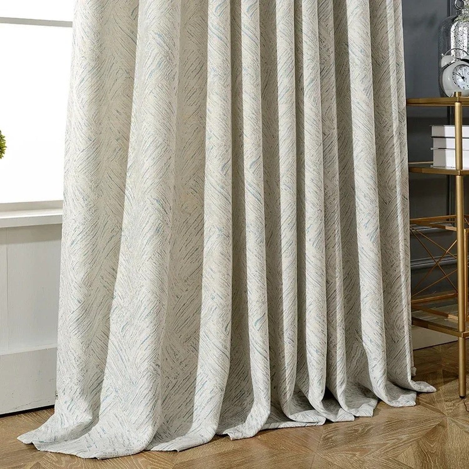 Gros plan du tissu chenille tissé blanc cassé aux fines rayures gris bleu
