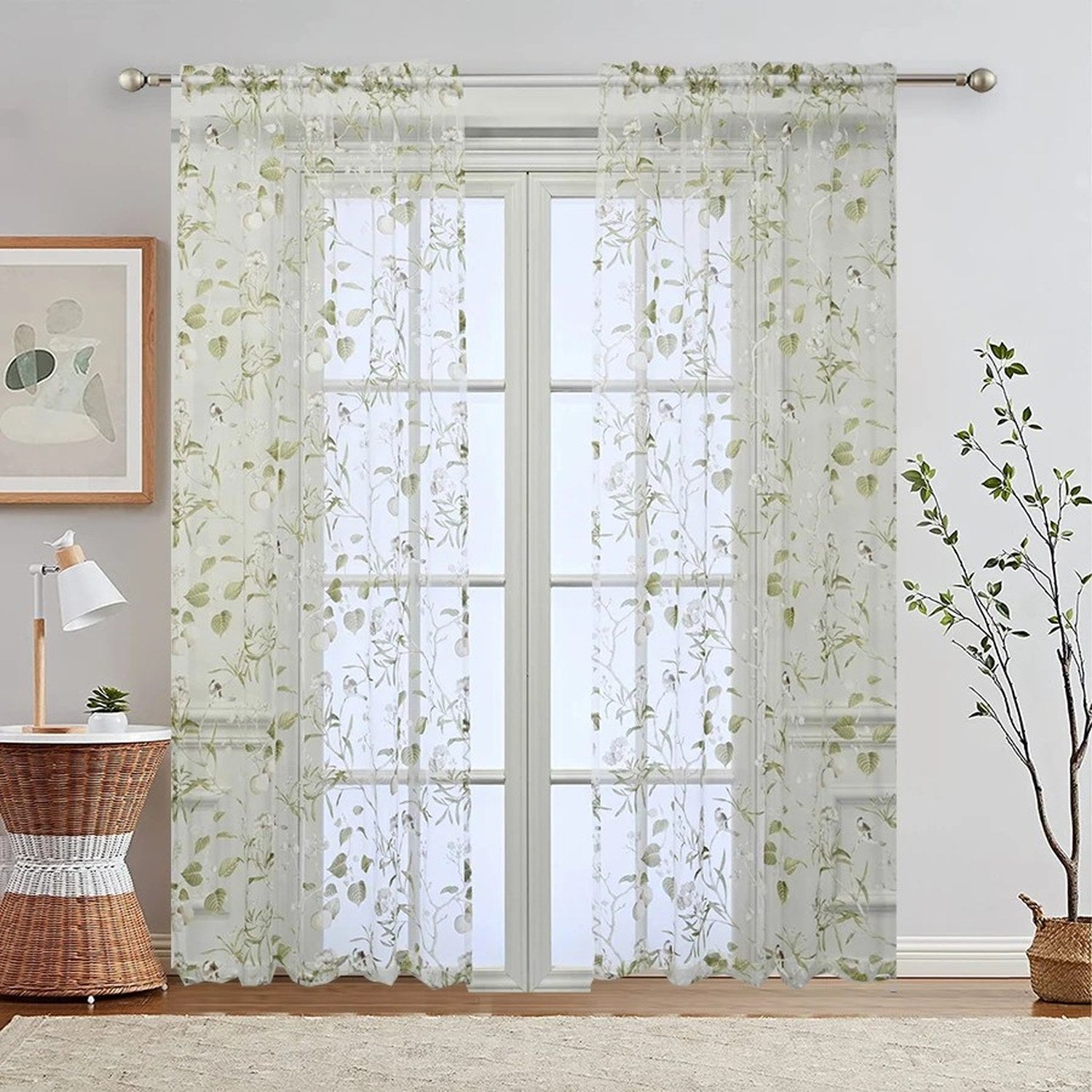 Voilage à motif floral vert habillant une porte fenêtre à petits carreaux dans un salon