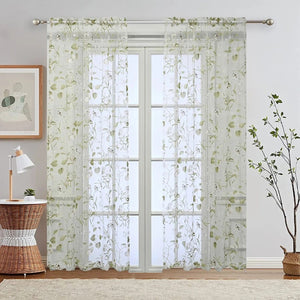 Voilage à motif floral vert habillant une porte fenêtre à petits carreaux dans un salon