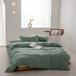 Parure de lit unie vert foncé dans une chambre lumineuse