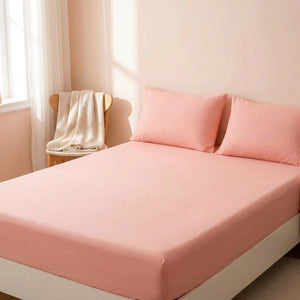 Drap-housse rose sur un lit dans une chambre enfant lumineuse