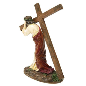 Statue de Jésus portant la croix vue de dos montrant le drapé rouge