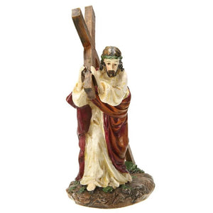 Statue de Jésus portant la croix vue de face avec couronne d'épines