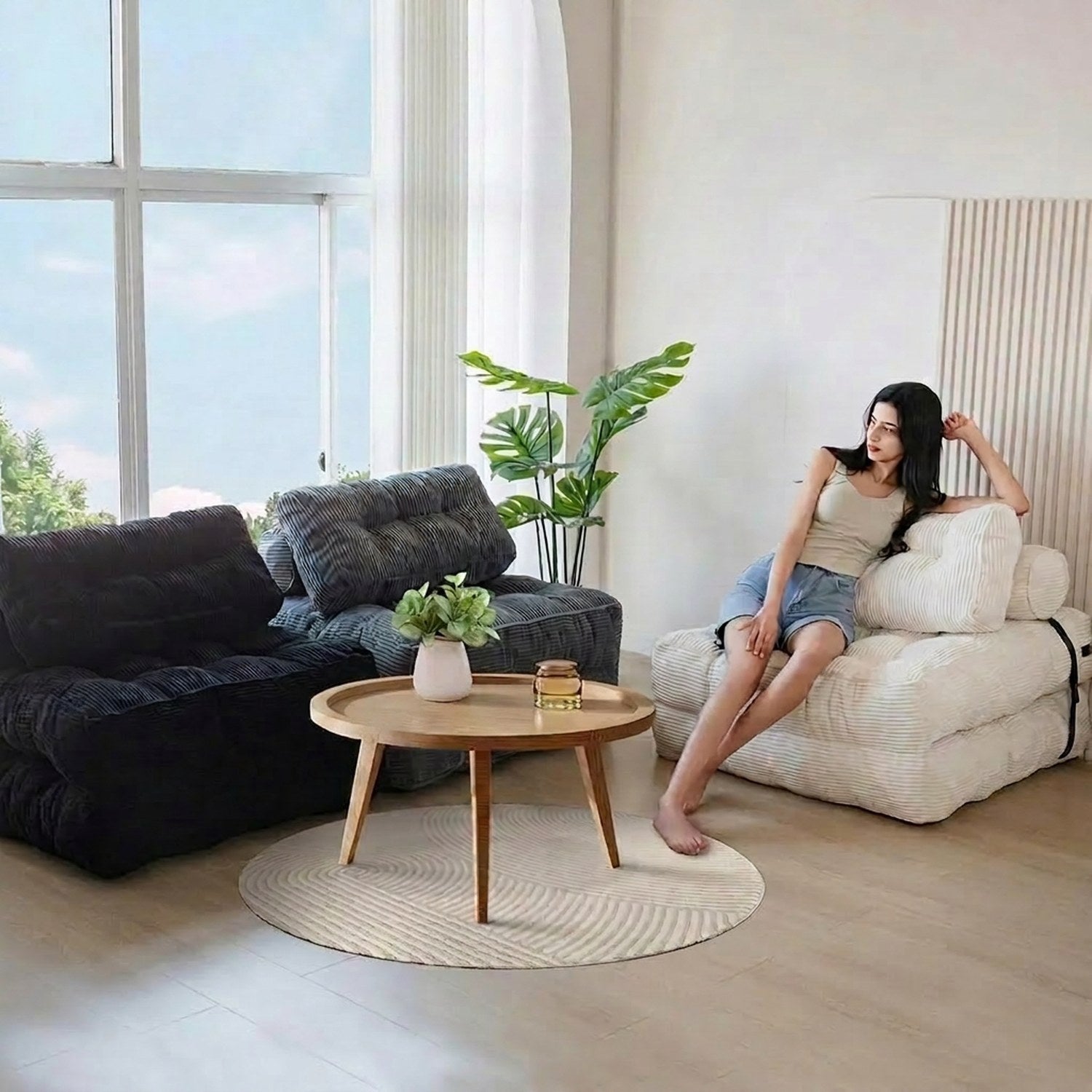Chaise pliante en velours côtelé noire et blanche dans un salon avec table basse