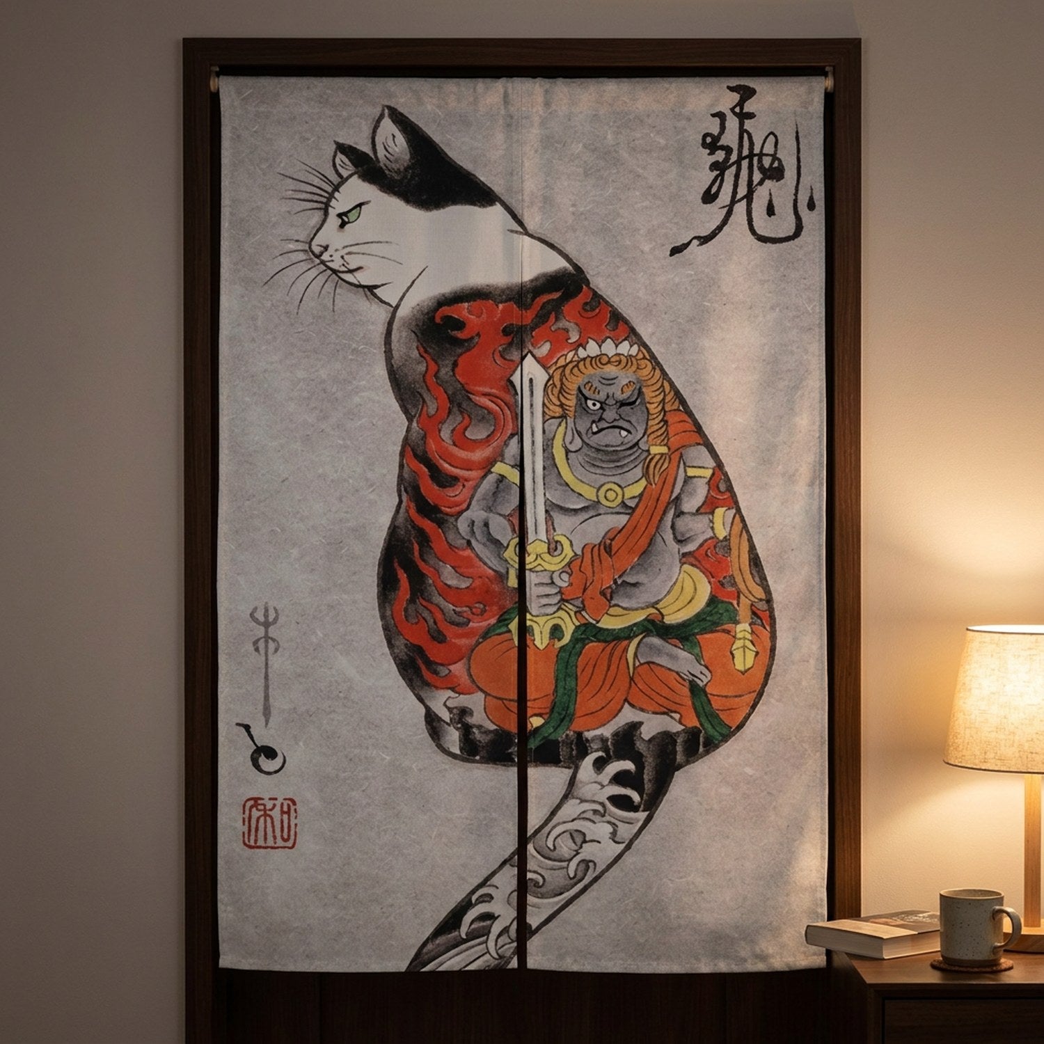 Rideau de porte à motif de chat tatoué suspendu dans une chambre cosy le soir