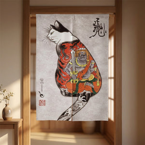 Rideau de porte suspendu à une tringle avec motif de chat tatoué style estampe japonaise sur fond gris