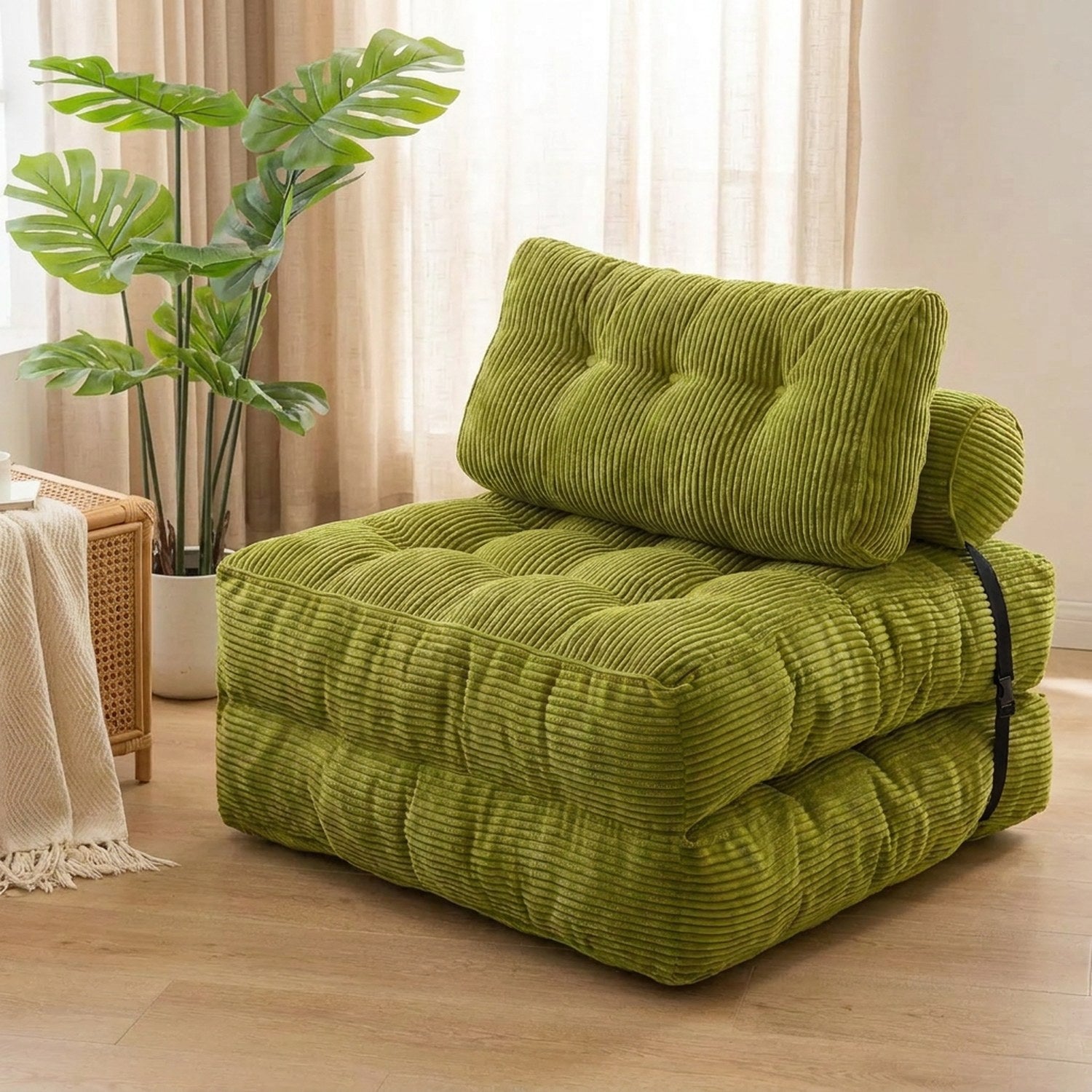 Chaise pliante convertible verte en velours côtelé dans un salon