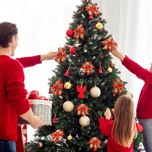 Famille décorant un sapin de Noël avec des fleurs poinsettia rouges