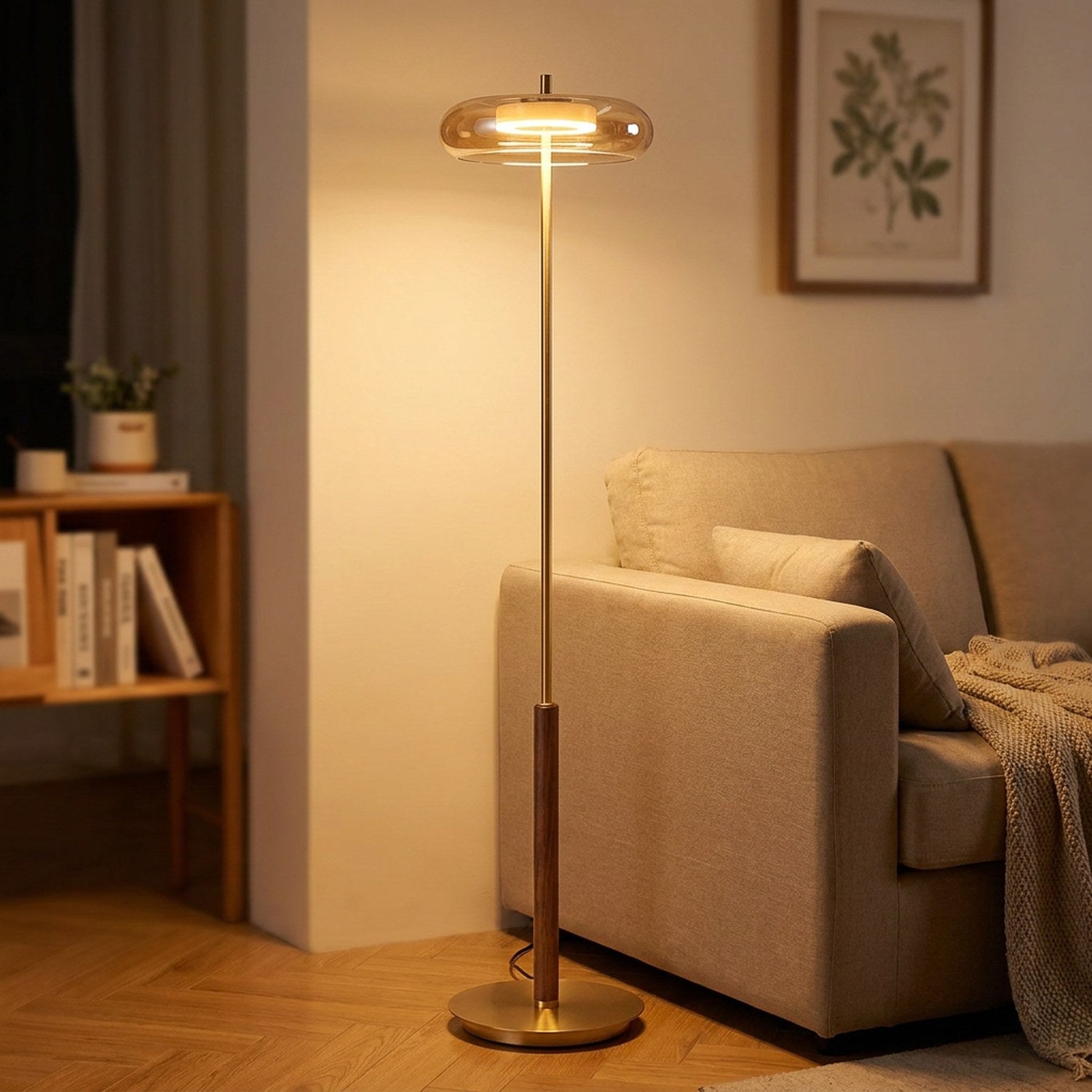 Lampadaire vintage en laiton et noyer abat-jour verre ambré allumé près d'un canapé