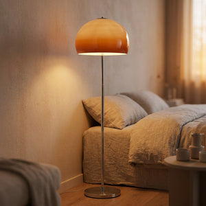 Lampadaire champignon orange éclairant un coin de chambre cosy le soir