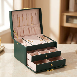 Boîte à bijoux à trois niveaux en simili cuir vert foncé ouverte avec serrure dorée
