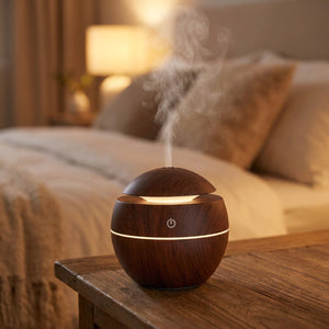Diffuseur d'huiles essentielles à ultrasons effet bois foncé diffusant une brume