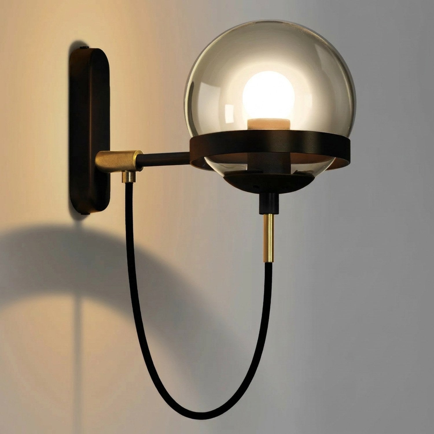 Applique murale modèle Fumé Noir, boule de verre fumée et structure noire
